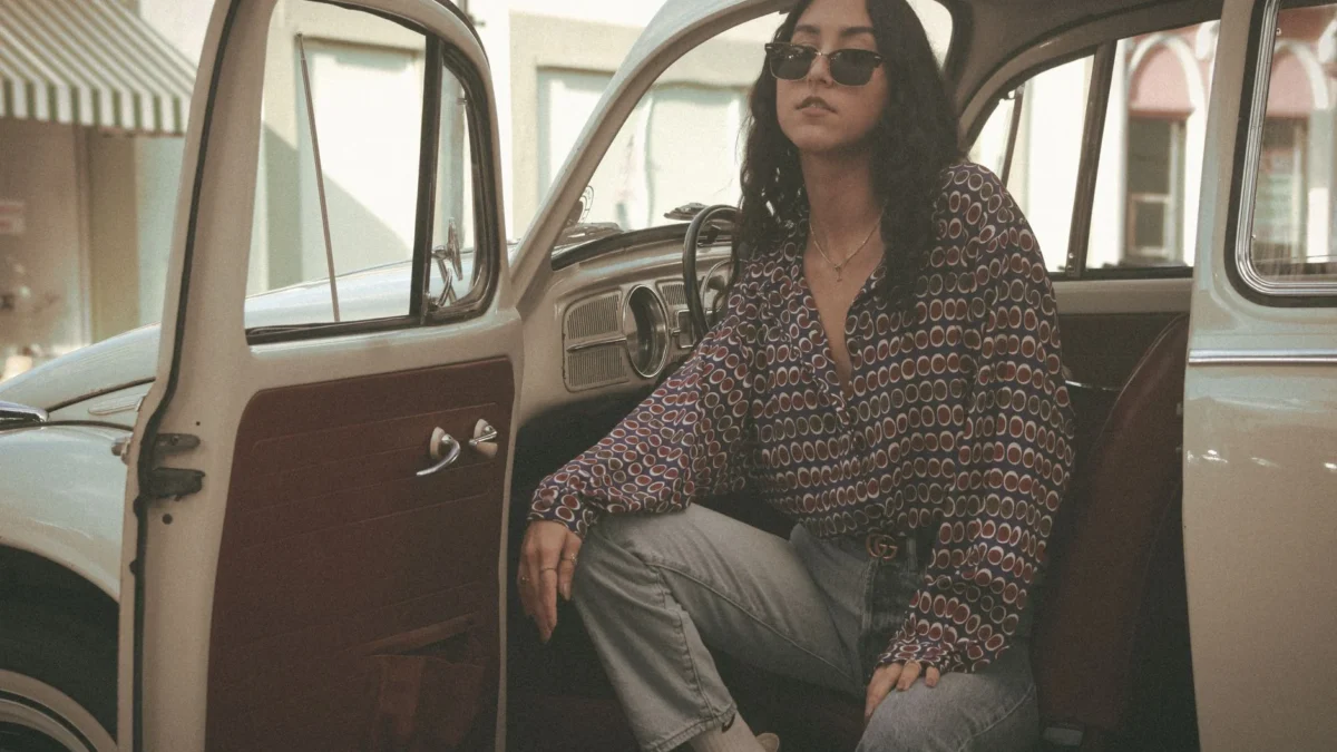 Gaya Busana Retro Kekinian Tren Fashion Klasik yang Selalu Hits