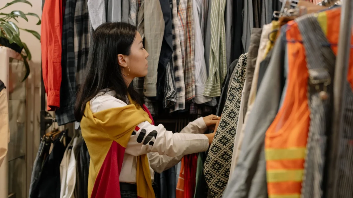 Cara Thrifting Pakaian Bekas Biar Tetap Tampil Modis Dan Hemat