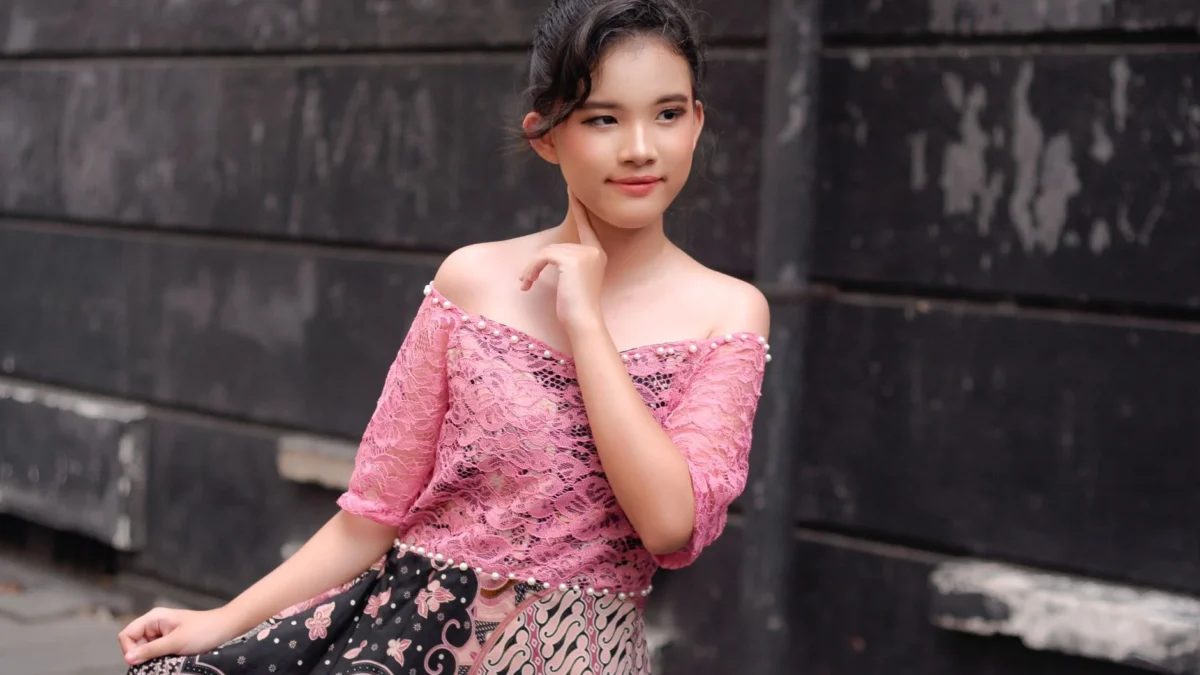 Tren Busana Kain Batik Modern Favorit Anak Muda yang Bikin Look Makin Kece
